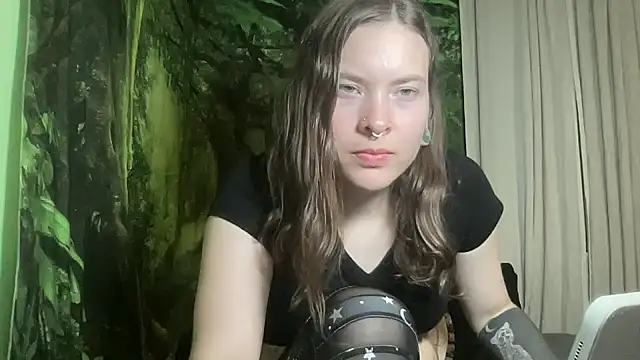 Snapshot of mo0ngoddess chatting on October 4, 2:24 am mo0ngoddess online show from October 4, 2:24 am
