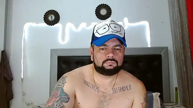 Snapshot of perverseveteranmanxxx chatting on October 2, 5:22 am perverseveteranmanxxx online show from October 2, 5:22 am