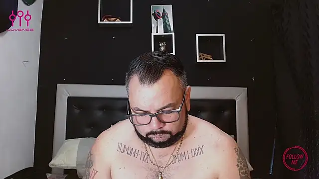 Snapshot of perverseveteranmanxxx chatting on March 6, 7:43 pm perverseveteranmanxxx online show from March 6, 7:43 pm