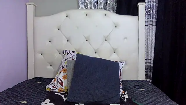 Snapshot of creamyamber chatting on October 2, 2:04 am creamyamber online show from October 2, 2:04 am