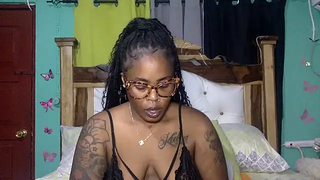 Snapshot of creamyamber chatting on July 3, 2:51 am creamyamber online show from July 3, 2:51 am