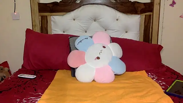 Snapshot of creamyamber chatting on April 22, 8:37 pm creamyamber online show from April 22, 8:37 pm