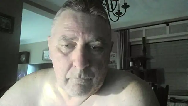 Snapshot of edje59a chatting on October 9, 6:14 am edje59a online show from October 9, 6:14 am