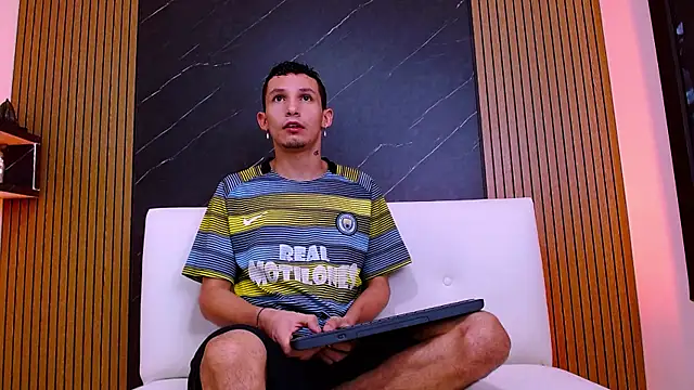 Isak Berekoa online show from June 3, 11:00 am