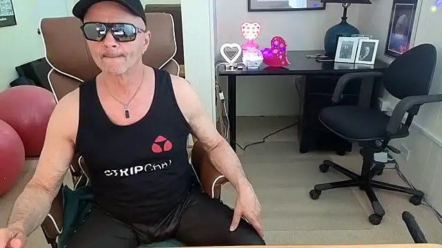 hotdadbod online show from April 19, 9:39 pm