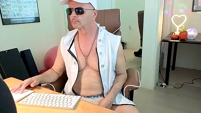 hotdadbod online show from October 17, 8:32 pm