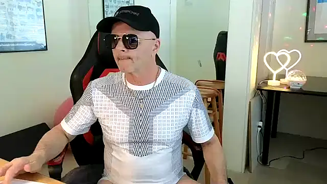 hotdadbod online show from February 9, 9:39 pm
