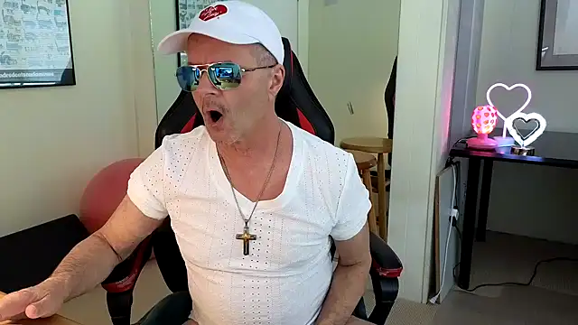 hotdadbod online show from February 3, 9:39 pm