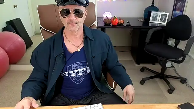 hotdadbod online show from October 31, 8:38 pm