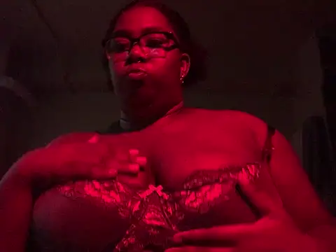 chocolateslut213 online show from June 7, 1:22 am