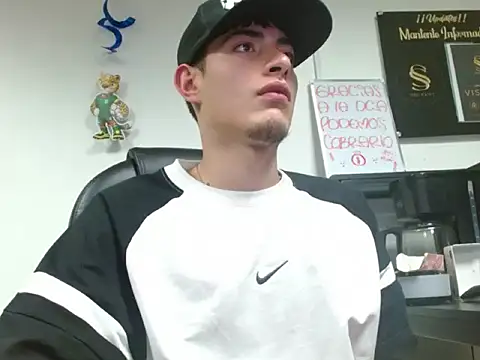 Snapshot of andylol330 chatting on July 11, 7:41 am andylol330 online show from July 11, 7:41 am