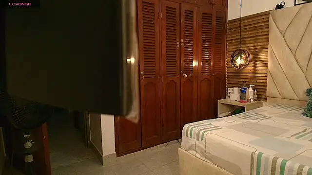 Snapshot of isabella_luxet chatting on June 18, 1:05 pm isabella luxet online show from June 18, 1:05 pm