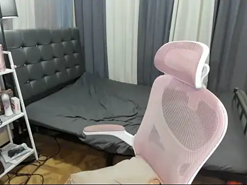 XTsUncutMargauxX online show from June 19, 7:20 pm