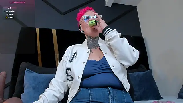 Snapshot of mistress_sandy chatting on June 4, 9:52 pm mistress sandy online show from June 4, 9:52 pm