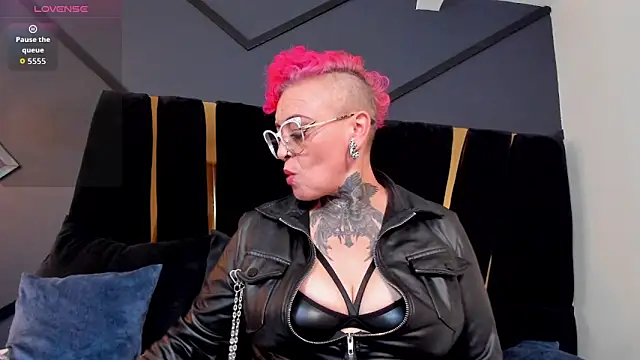 Snapshot of mistress_sandy chatting on June 8, 9:26 pm mistress sandy online show from June 8, 9:26 pm