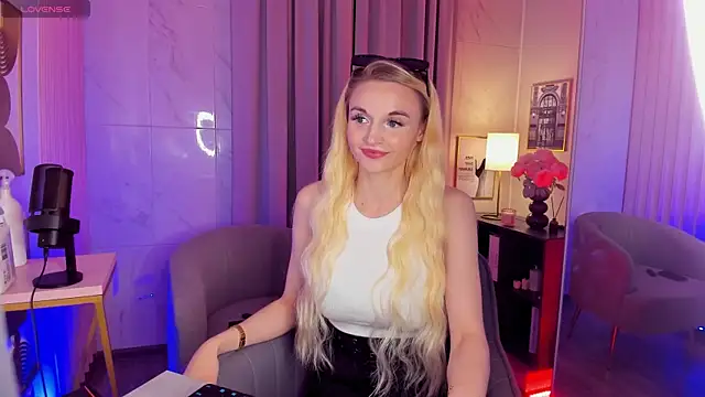 Mila  Lux online show from May 25, 8:29 pm