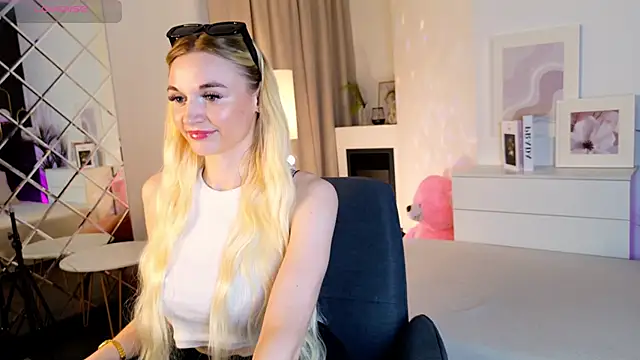 Mila  Lux online show from June 2, 9:04 pm