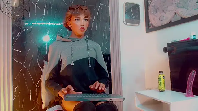 andrea uchima online show from June 12, 3:15 am