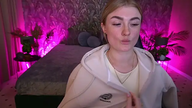 Snapshot of Lolly_Rosee chatting on May 19, 9:38 am Lolly Rosee online show from May 19, 9:38 am