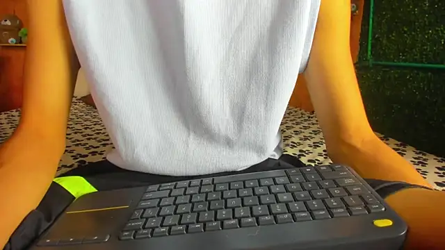 Snapshot of leonix_love chatting on June 20, 1:05 pm leonix love online show from June 20, 1:05 pm