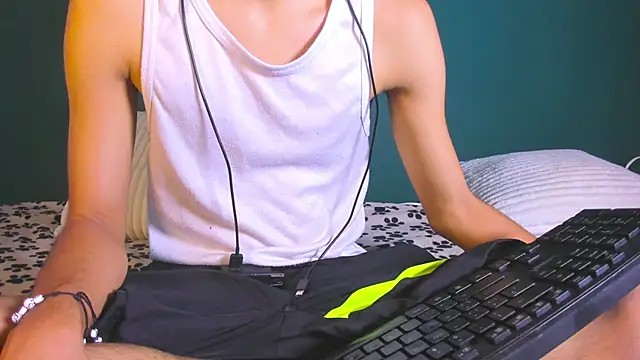 Snapshot of leonix_love chatting on July 1, 9:09 am leonix love online show from July 1, 9:09 am