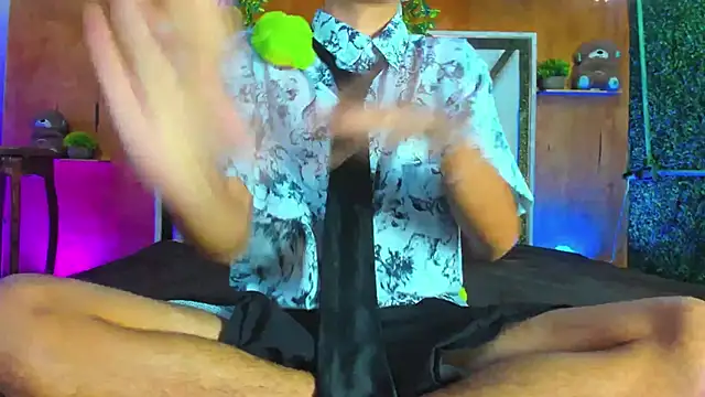 Snapshot of leonix_love chatting on May 30, 12:11 pm leonix love online show from May 30, 12:11 pm