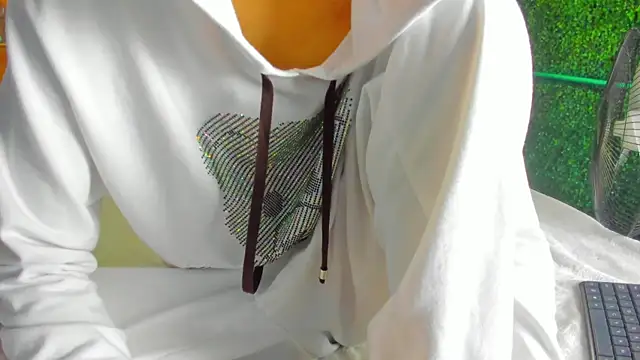 Snapshot of leonix_love chatting on June 12, 9:07 am leonix love online show from June 12, 9:07 am