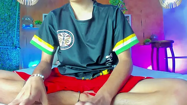 Snapshot of leonix_love chatting on June 5, 8:53 am leonix love online show from June 5, 8:53 am