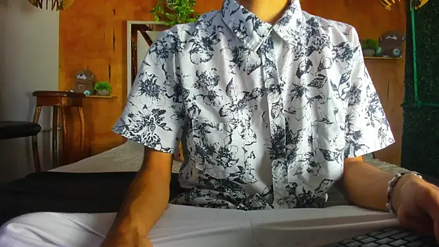 Snapshot of leonix_love chatting on June 24, 12:48 pm leonix love online show from June 24, 12:48 pm