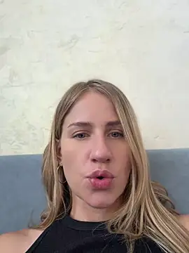Snapshot of AnnaMist_ chatting on July 6, 10:33 am AnnaMist online show from July 6, 10:33 am
