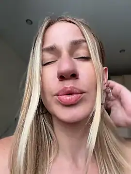 Snapshot of AnnaMist_ chatting on July 1, 10:26 am AnnaMist online show from July 1, 10:26 am