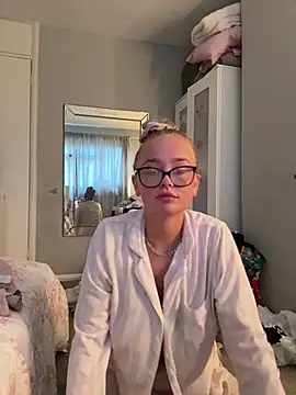 miaflowerxx online show from May 15, 6:39 pm