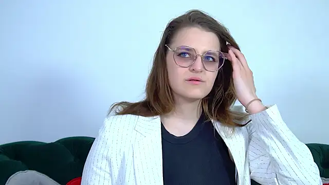 Snapshot of AlexaAvery chatting on May 29, 6:30 am AlexaAvery online show from May 29, 6:30 am