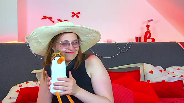 Snapshot of AlexaAvery chatting on June 21, 6:57 pm AlexaAvery online show from June 21, 6:57 pm