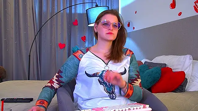 Snapshot of AlexaAvery chatting on June 2, 6:13 am AlexaAvery online show from June 2, 6:13 am