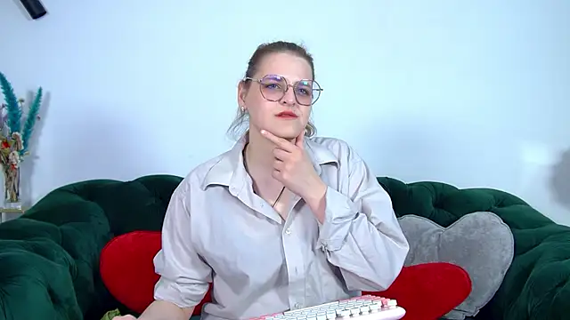 Snapshot of AlexaAvery chatting on May 23, 6:45 am AlexaAvery online show from May 23, 6:45 am