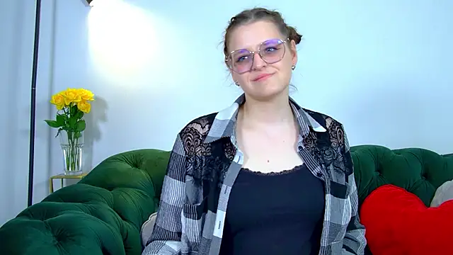 Snapshot of AlexaAvery chatting on June 6, 6:51 am AlexaAvery online show from June 6, 6:51 am