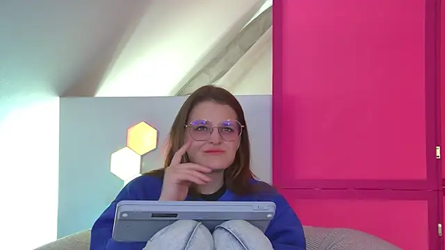 Snapshot of AlexaAvery chatting on June 16, 6:35 am AlexaAvery online show from June 16, 6:35 am