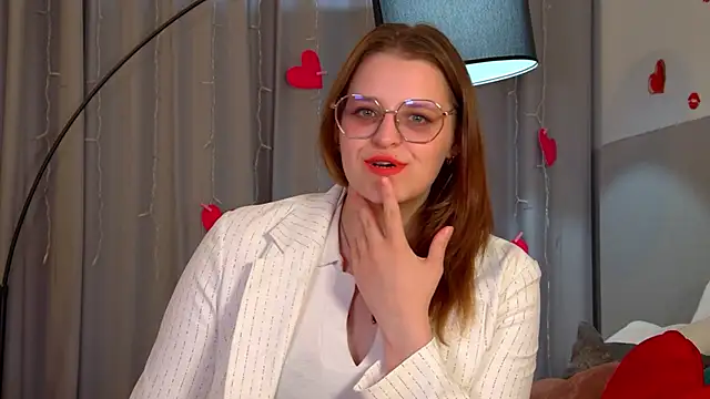 Snapshot of AlexaAvery chatting on June 11, 6:27 pm AlexaAvery online show from June 11, 6:27 pm