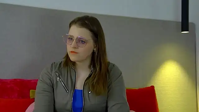 Snapshot of AlexaAvery chatting on June 7, 6:51 am AlexaAvery online show from June 7, 6:51 am