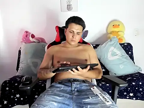 Snapshot of alexerdiego chatting on June 18, 8:03 pm alexerdiego online show from June 18, 8:03 pm