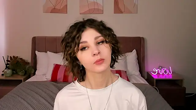 Kira  Fluffy online show from May 18, 5:45 am