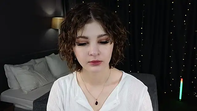 Snapshot of Kira__Fluffy chatting on June 7, 12:05 am Kira Fluffy online show from June 7, 12:05 am