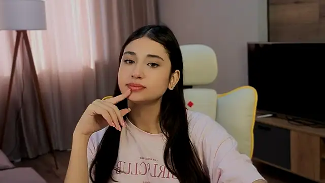 honeylanaa online show from June 18, 4:44 am