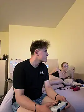 LauraundSteve  online show from July 4, 6:34 pm
