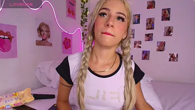cinniaa  online show from May 28, 1:24 am