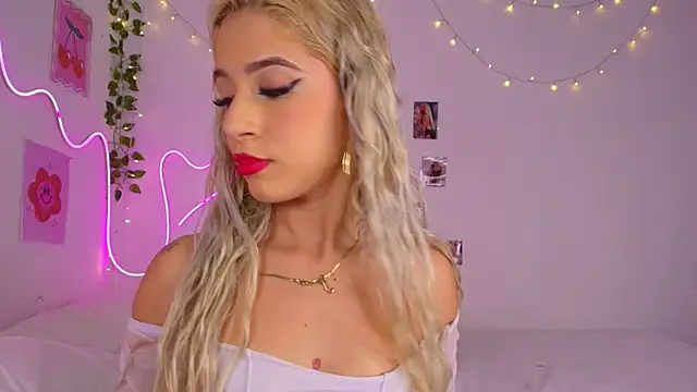 cinniaa  online show from June 5, 1:10 am