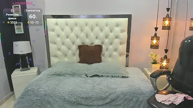 Naomii 32 online show from May 19, 6:26 pm