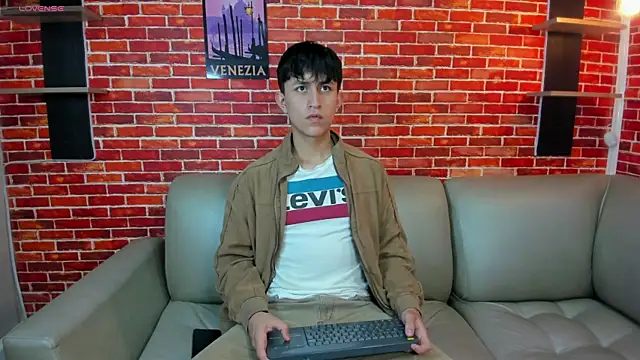 Hoot boyss  online show from May 18, 7:29 pm