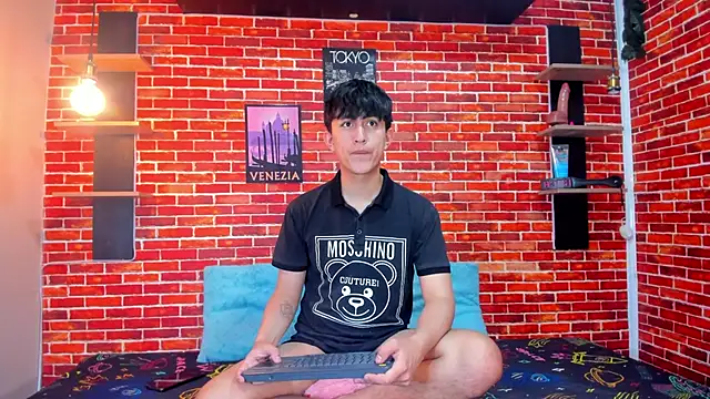 Snapshot of Hoot_boyss_ chatting on June 4, 8:13 pm Hoot boyss online show from June 4, 8:13 pm